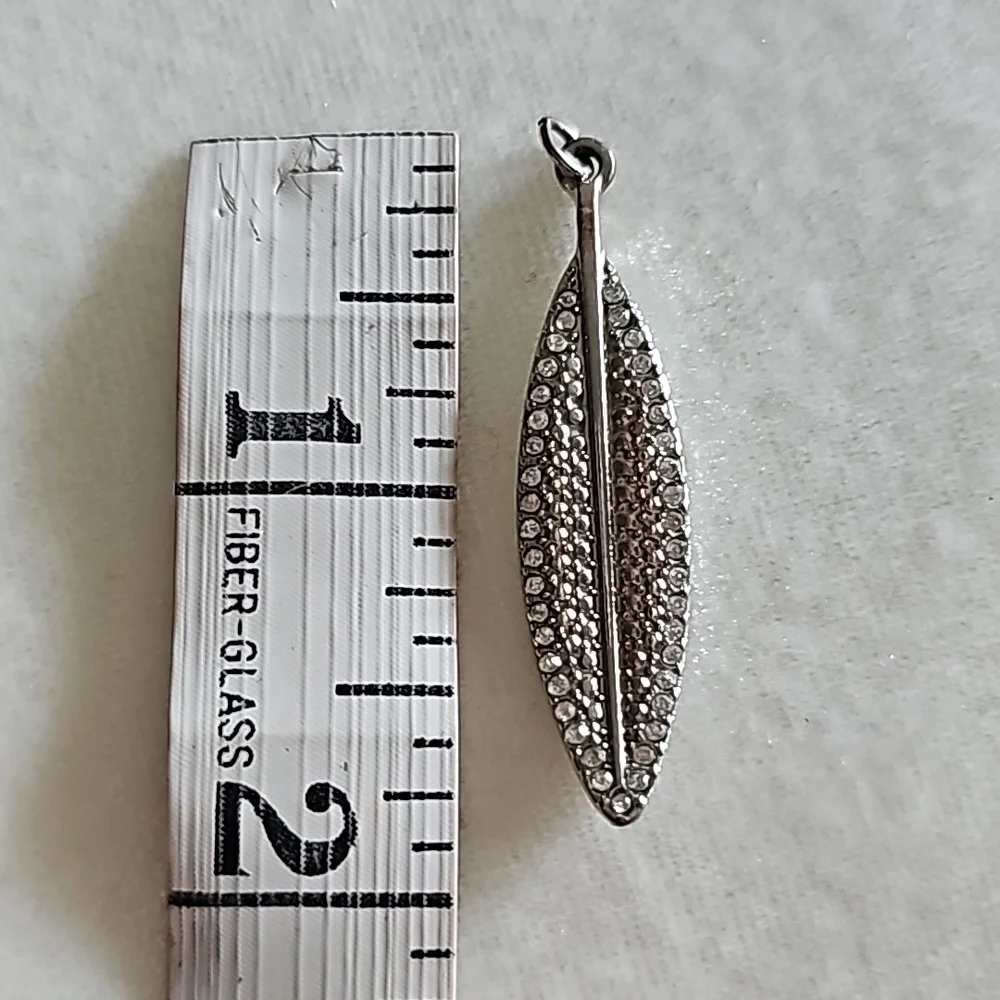 Silver Tone Rhinestone Leaf Pendant 🔑